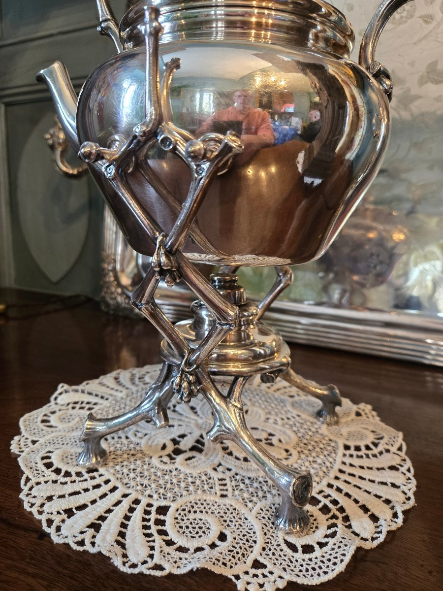 Bouilloire à bascule et son réchaud Maison Christofle.  France, fin XIXᵉ – début XXᵉ siècle .-photo-1