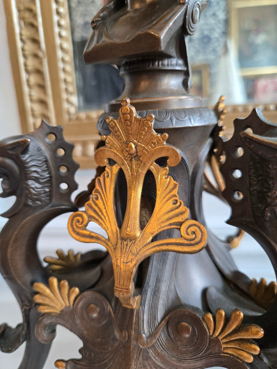 Importante paire de candélabres Neo-Grec en bronze patiné et doré, XIXe siècle.  -photo-3