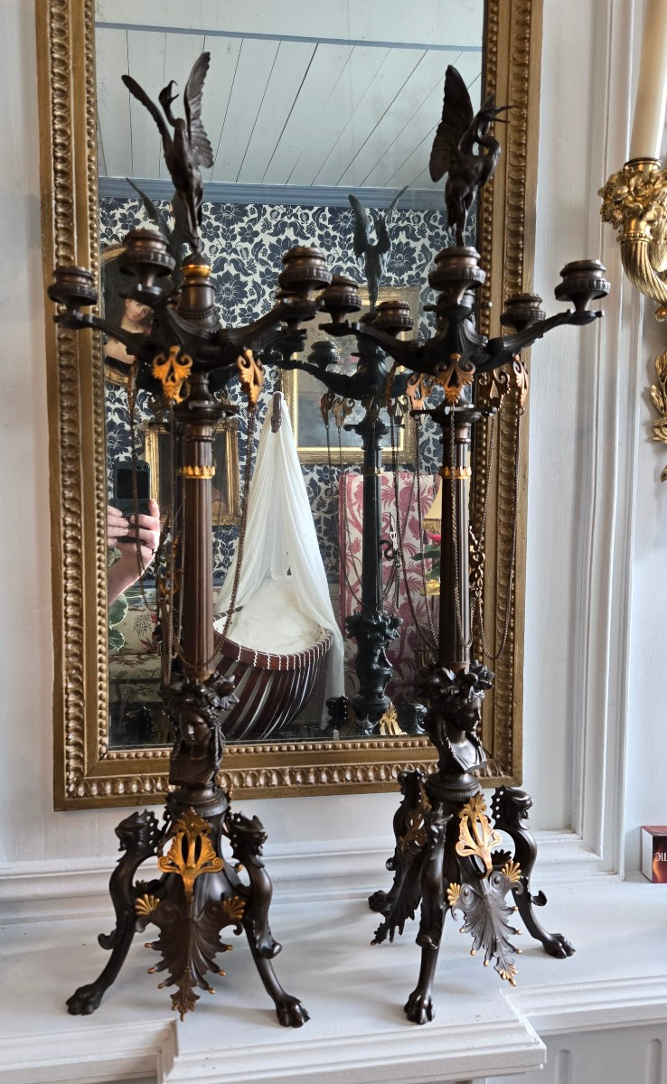 Importante paire de candélabres Neo-Grec en bronze patiné et doré, XIXe siècle.  