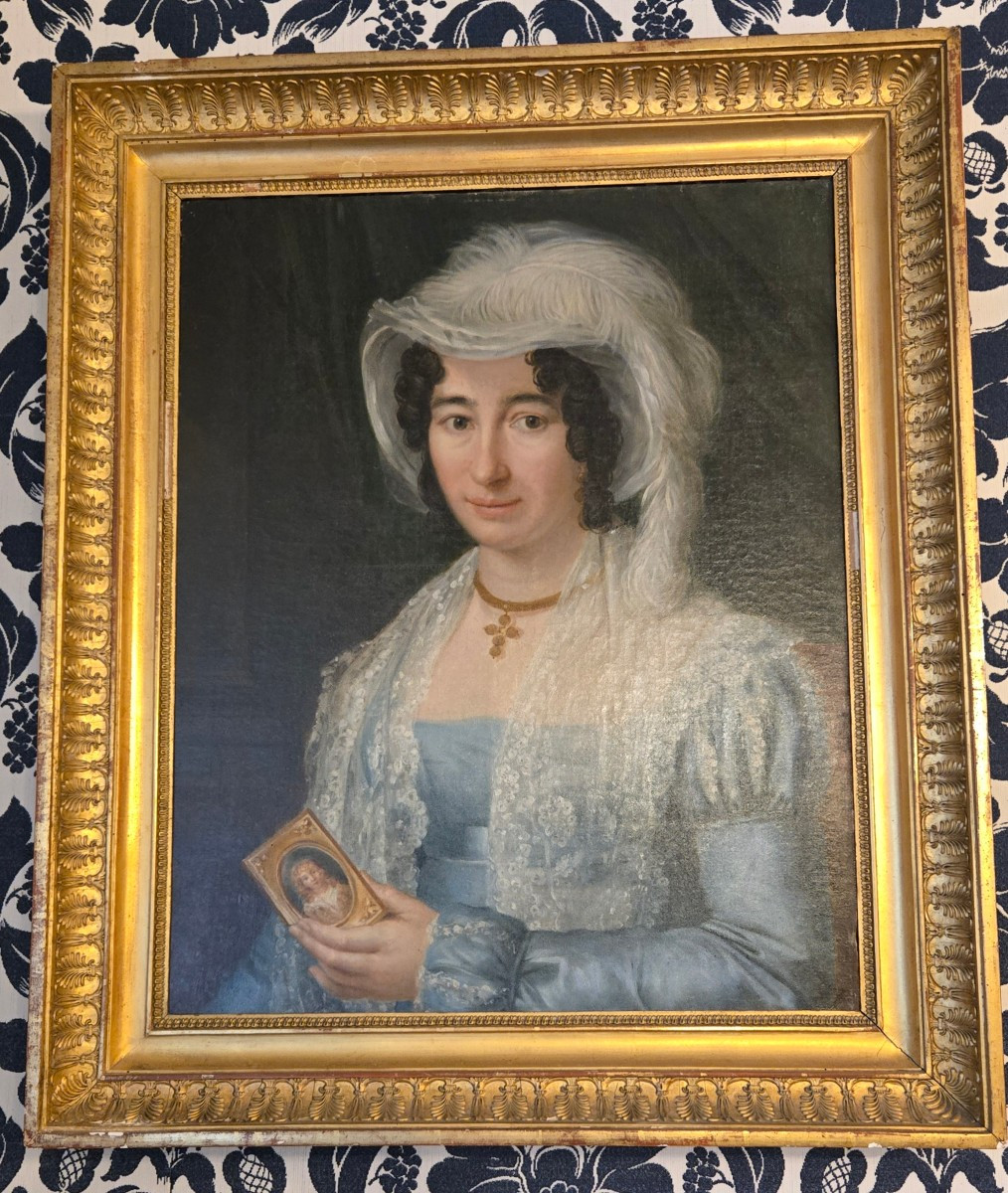 Portrait de jeune femme tenant un médaillon Huile sur toile – Époque Directoire / Empire