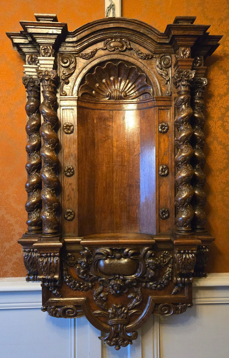 Important retable de chapelle en chêne sculpté Flandres – Seconde moitié du XVIIe siècle.  