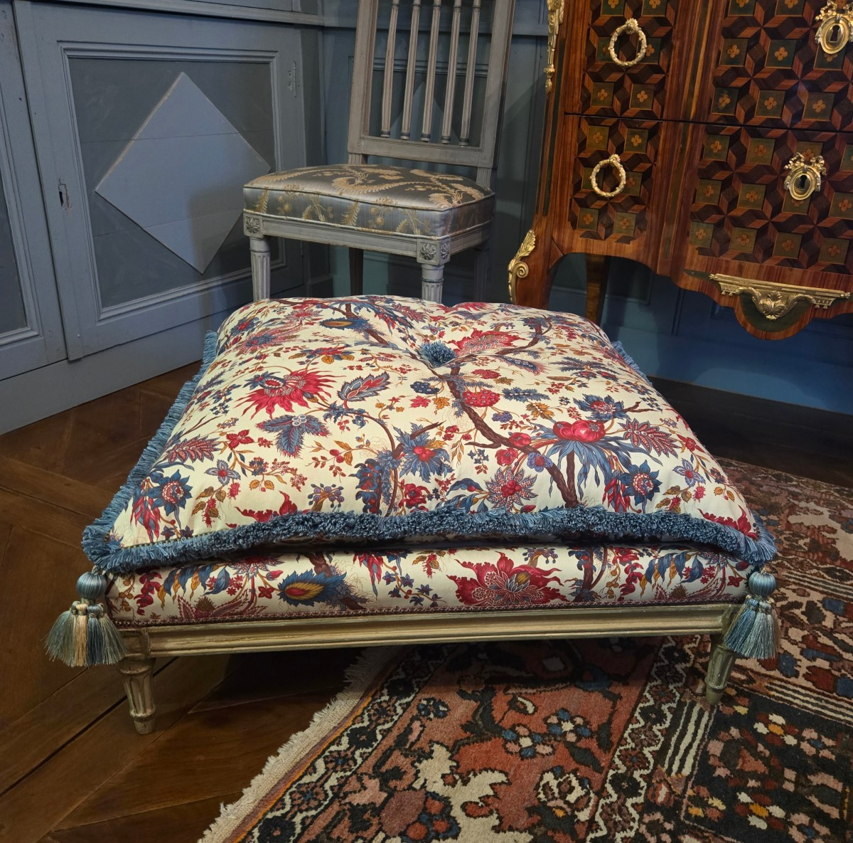 Tabouret Louis XVI pour chien– Château de Foulletorte – Famille de Malherbe.  