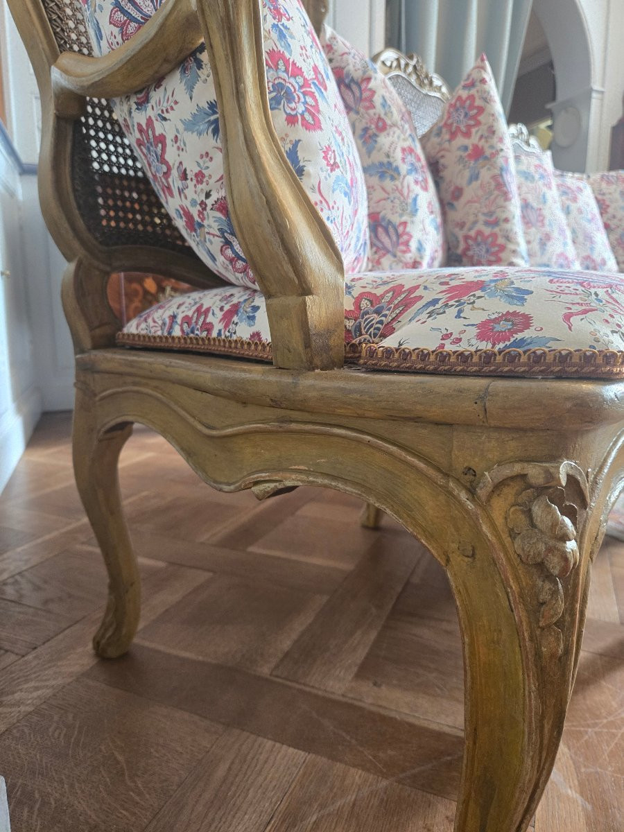Important canapé lyonnais à dossier plat d’époque Louis XV, réalisé vers 1750-1760.   -photo-3