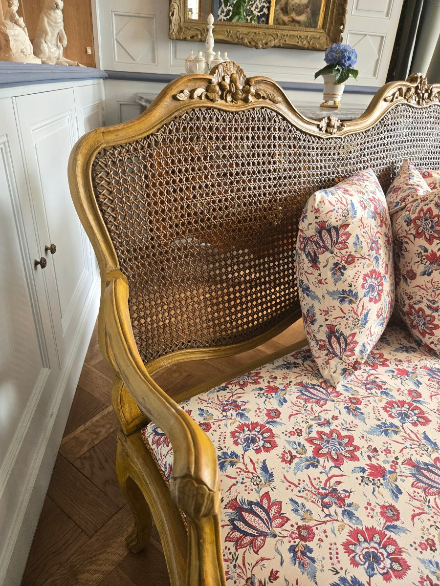 Important canapé lyonnais à dossier plat d’époque Louis XV, réalisé vers 1750-1760.   -photo-4