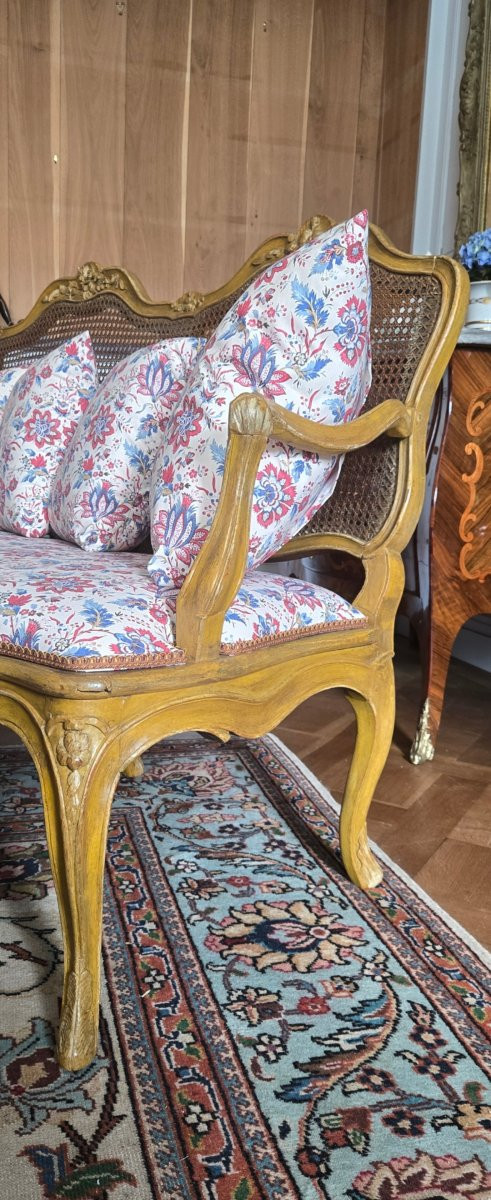 Important canapé lyonnais à dossier plat d’époque Louis XV, réalisé vers 1750-1760.   -photo-4