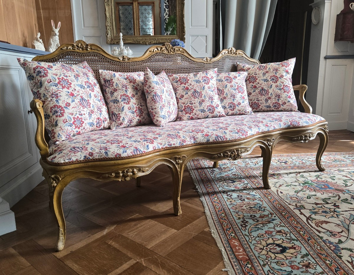 Important canapé lyonnais à dossier plat d’époque Louis XV, réalisé vers 1750-1760.   