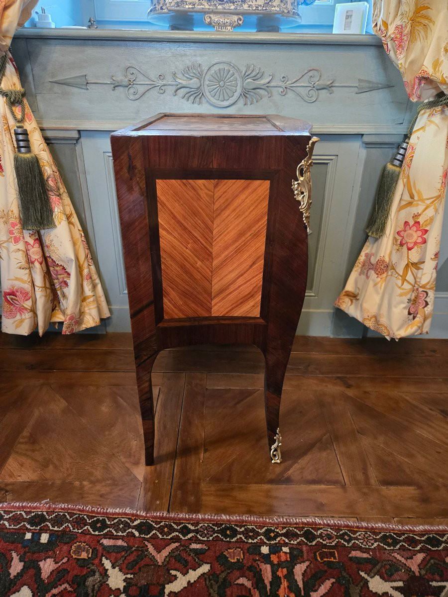 Petite commode sauteuse d’époque Louis XV estampillée Louis-Noël Malle.  -photo-1