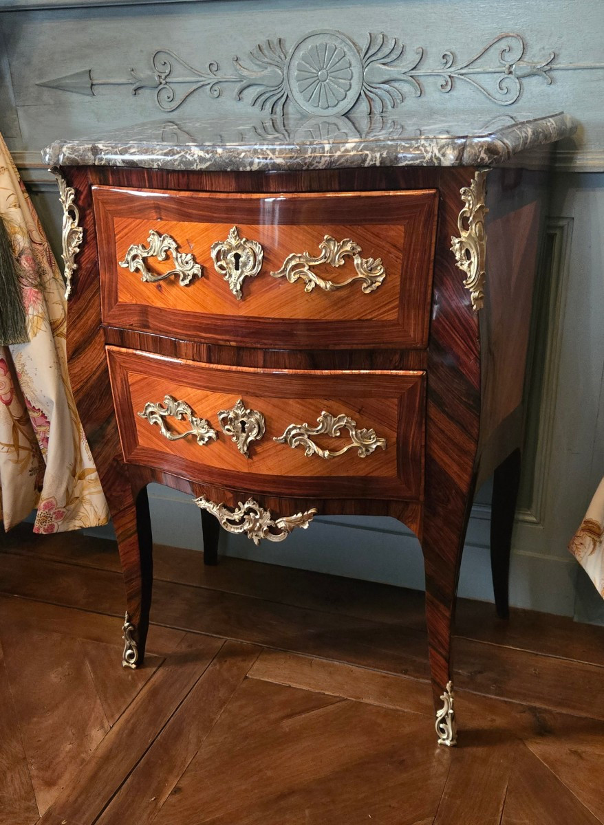 Petite commode sauteuse d’époque Louis XV estampillée Louis-Noël Malle.  