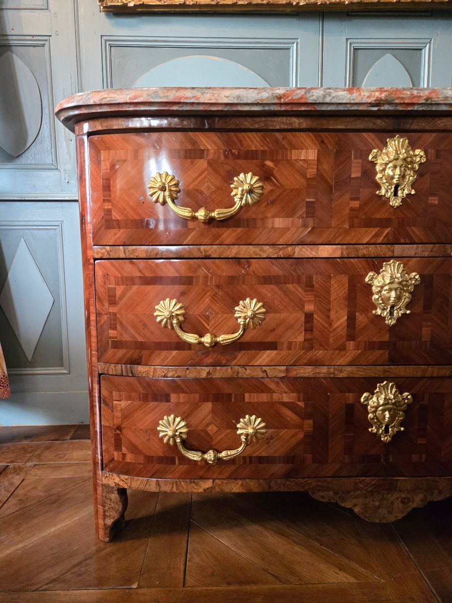Commode Régence en placage de prunier aux masques de Cérès. Première moitié du XVIIIᵉ siècle.  -photo-2