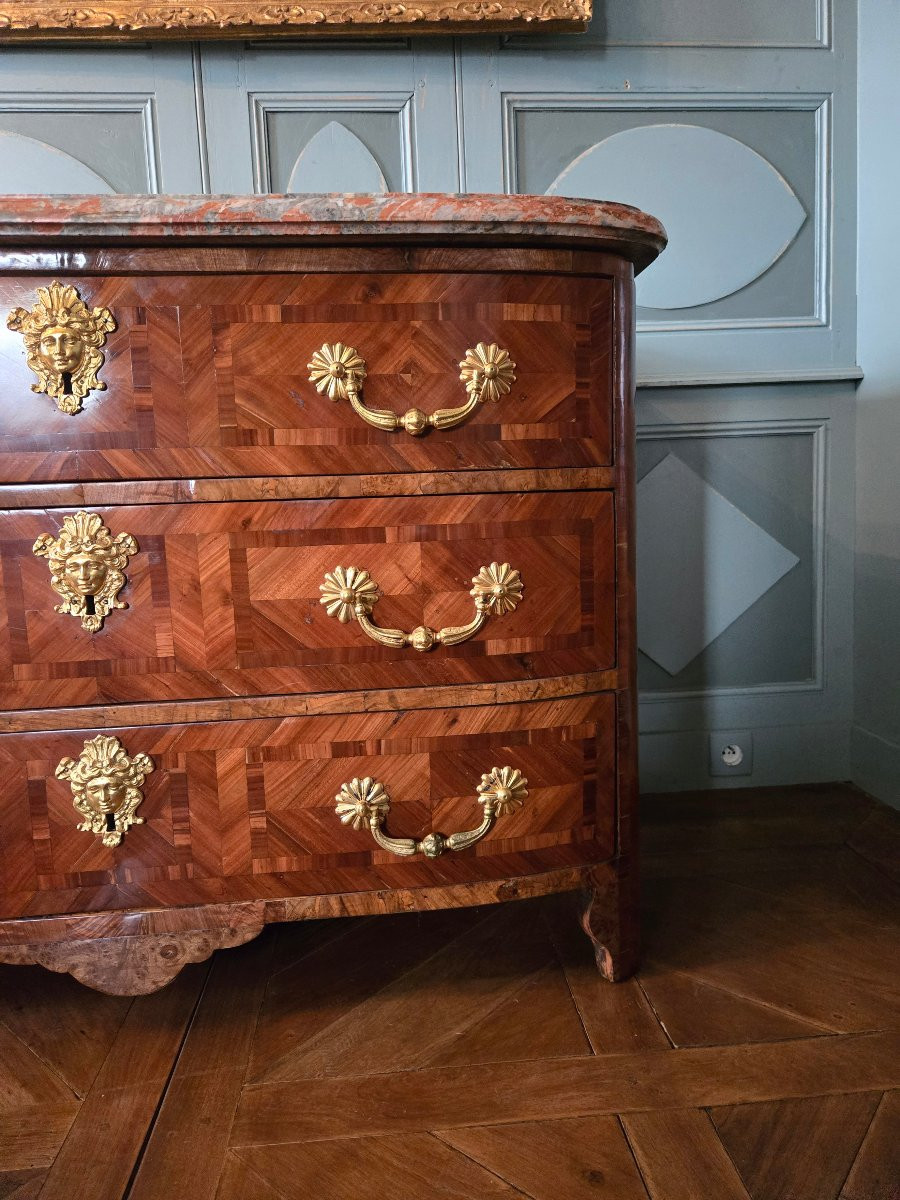 Commode Régence en placage de prunier aux masques de Cérès. Première moitié du XVIIIᵉ siècle.  -photo-3
