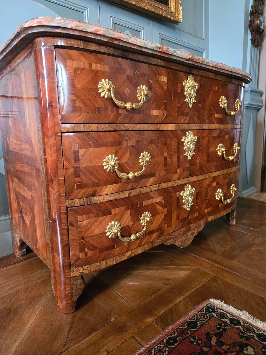 Commode Régence en placage de prunier aux masques de Cérès. Première moitié du XVIIIᵉ siècle.  -photo-1