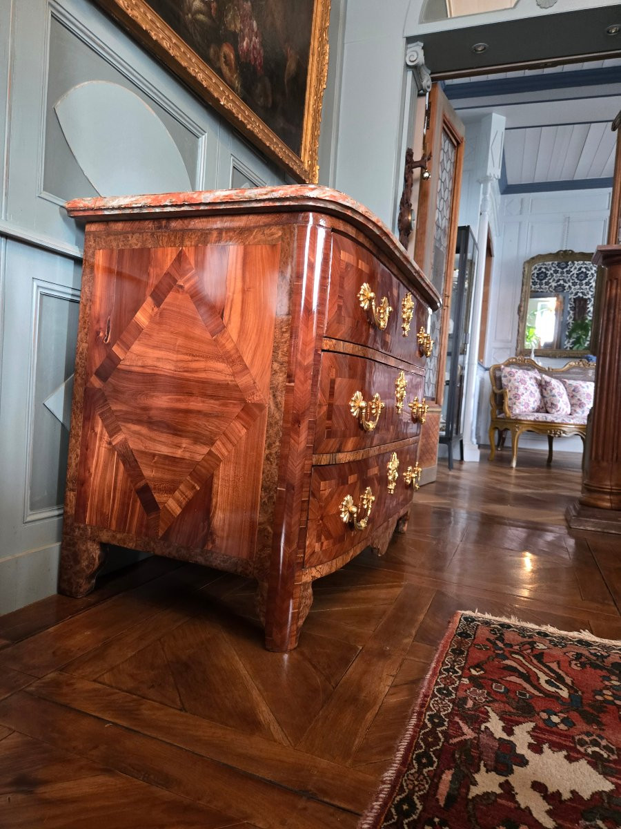 Commode Régence en placage de prunier aux masques de Cérès. Première moitié du XVIIIᵉ siècle.  -photo-2