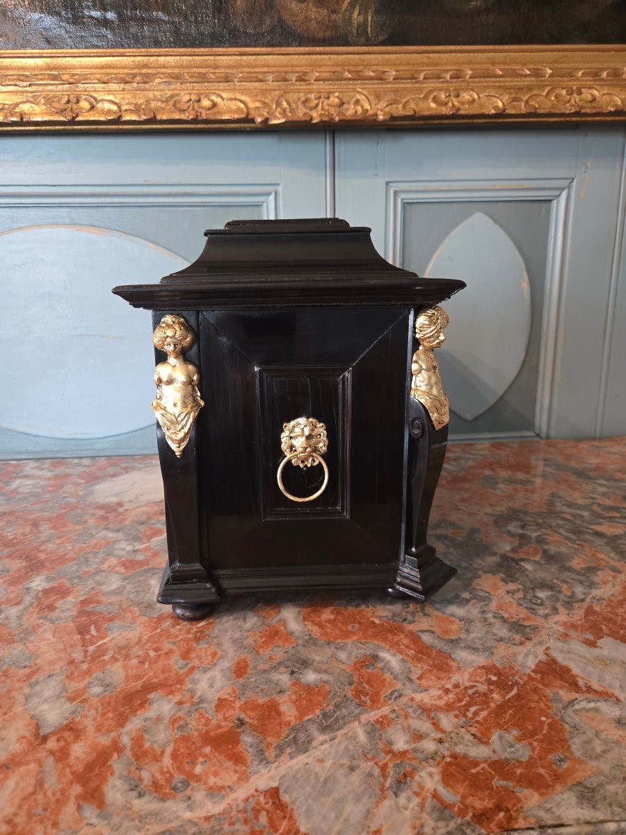 Serre-bijoux du XVIIᵉ siècle, à décor de termes en bronze évoquant  le commerce des indes-photo-3