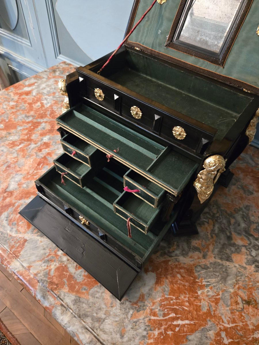 Serre-bijoux du XVIIᵉ siècle, à décor de termes en bronze évoquant  le commerce des indes-photo-5