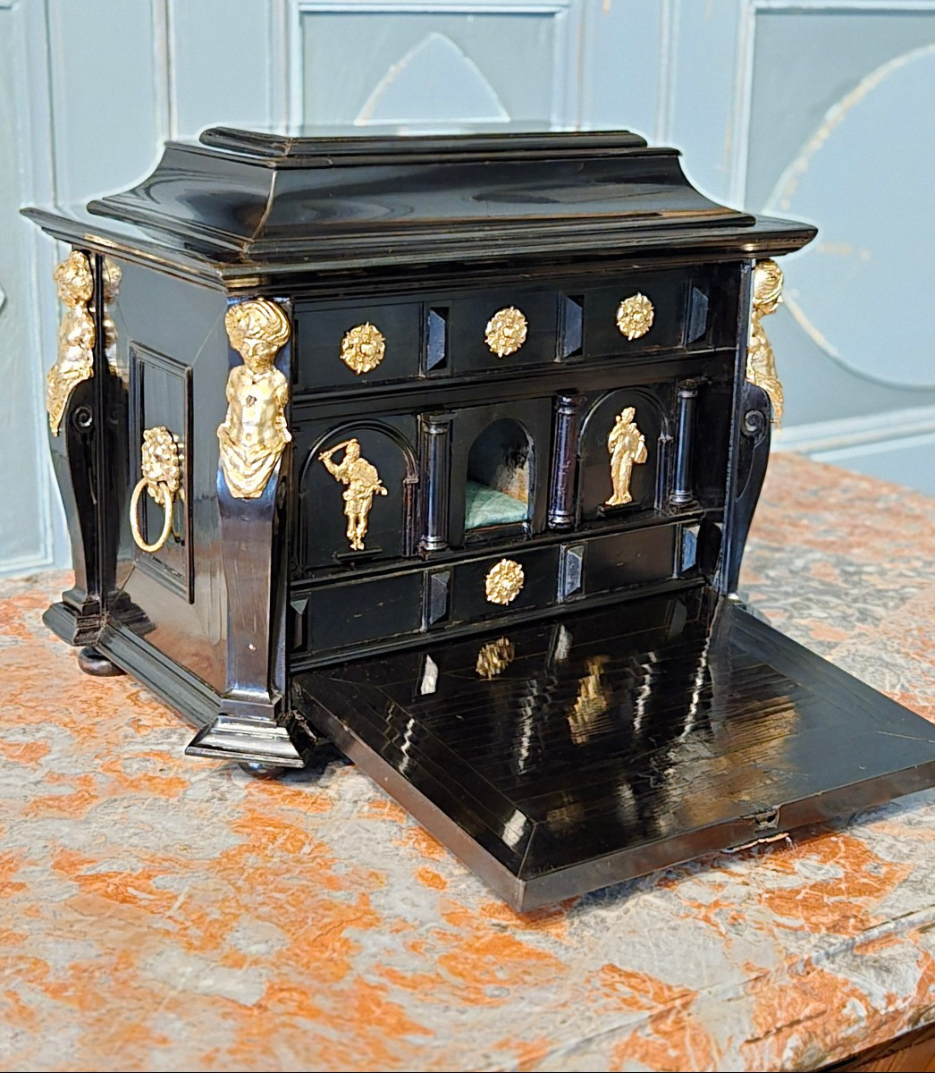 Serre-bijoux du XVIIᵉ siècle, à décor de termes en bronze évoquant  le commerce des indes