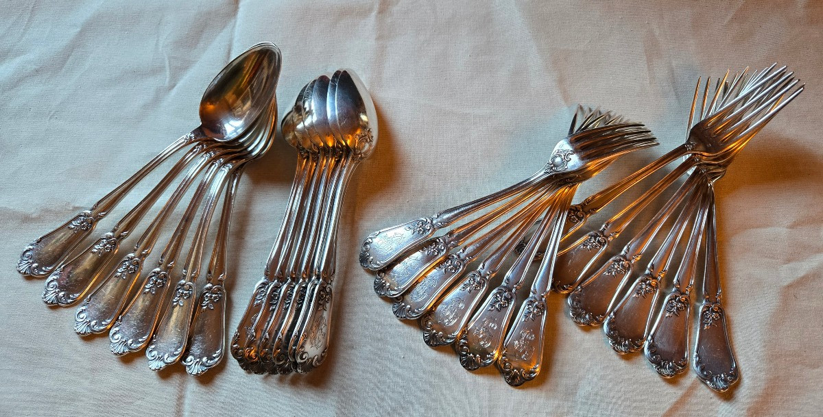 Suite de 24 couverts en argent massif, modèle rocaille au monogramme, Hénin & Cie, 1.9kg