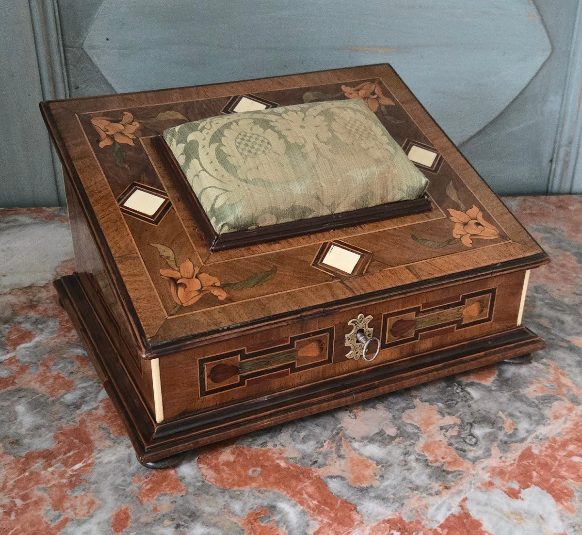 Coffret de dame à ouvrages en marqueterie, travail rhénan, louis XIV, début du XVIIIe siècle,  