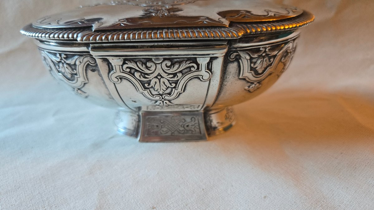 Boîte couverte en argent massif, décor rocaille, Hénin & Cie, Minerve 1er titre, 340 g-photo-3