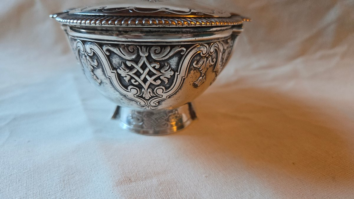Boîte couverte en argent massif, décor rocaille, Hénin & Cie, Minerve 1er titre, 340 g-photo-1