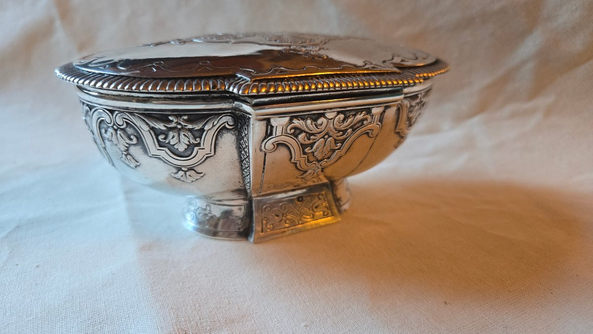 Boîte couverte en argent massif, décor rocaille, Hénin & Cie, Minerve 1er titre, 340 g-photo-2