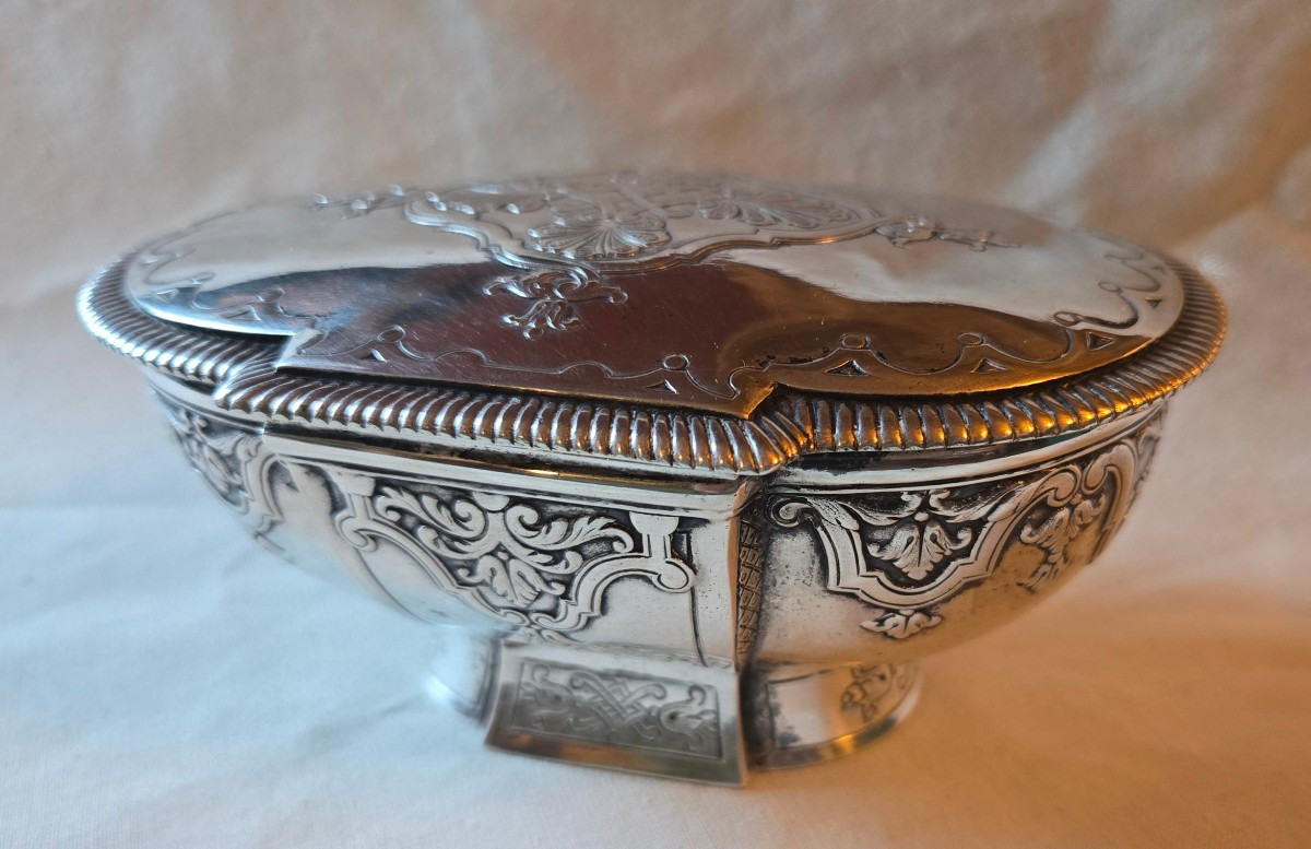 Boîte couverte en argent massif, décor rocaille, Hénin & Cie, Minerve 1er titre, 340 g