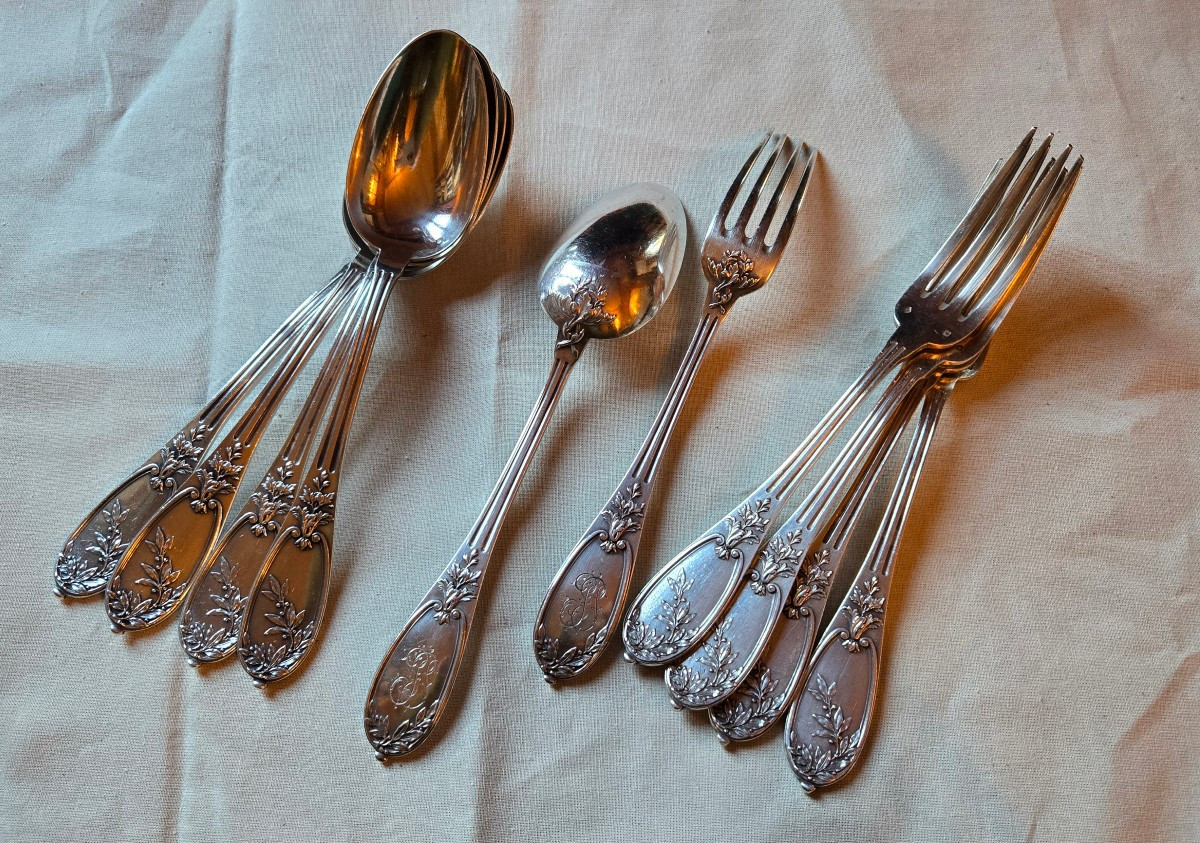 Suite de 10 couverts en argent massif, modèle Louis XVI au laurier et monogrammé, Hénin & Cie, 