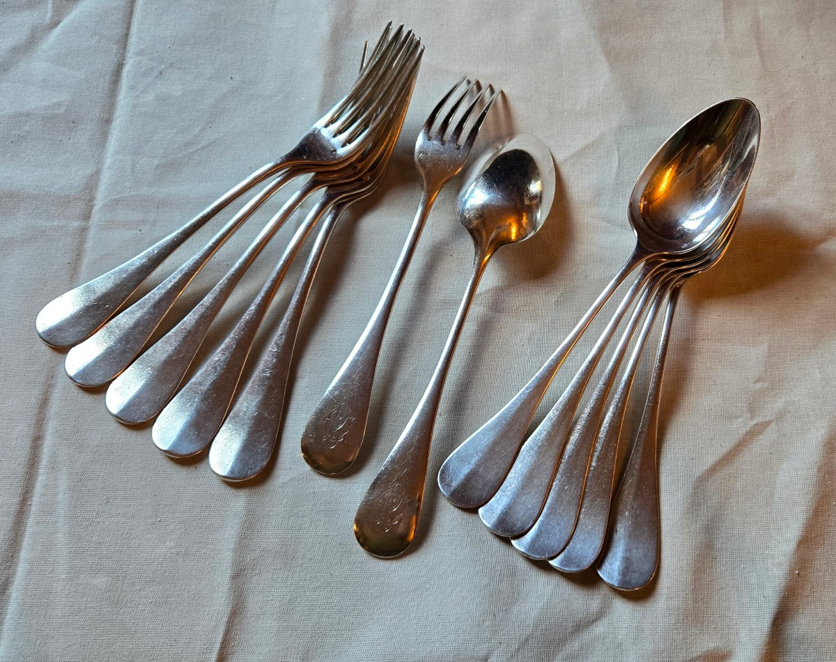 Suite de 12 couverts en argent massif, modèle uni-plat, Hénin & Cie, 973 g 
