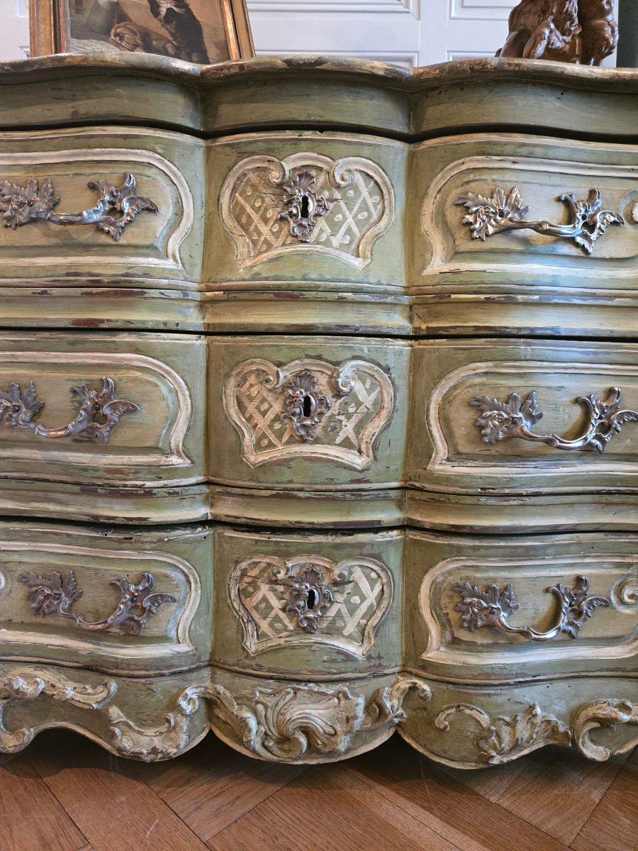 Commode tombeau en arbalète d’époque Louis XV, travail d’Europe centrale, milieu du XVIIIe.-photo-2