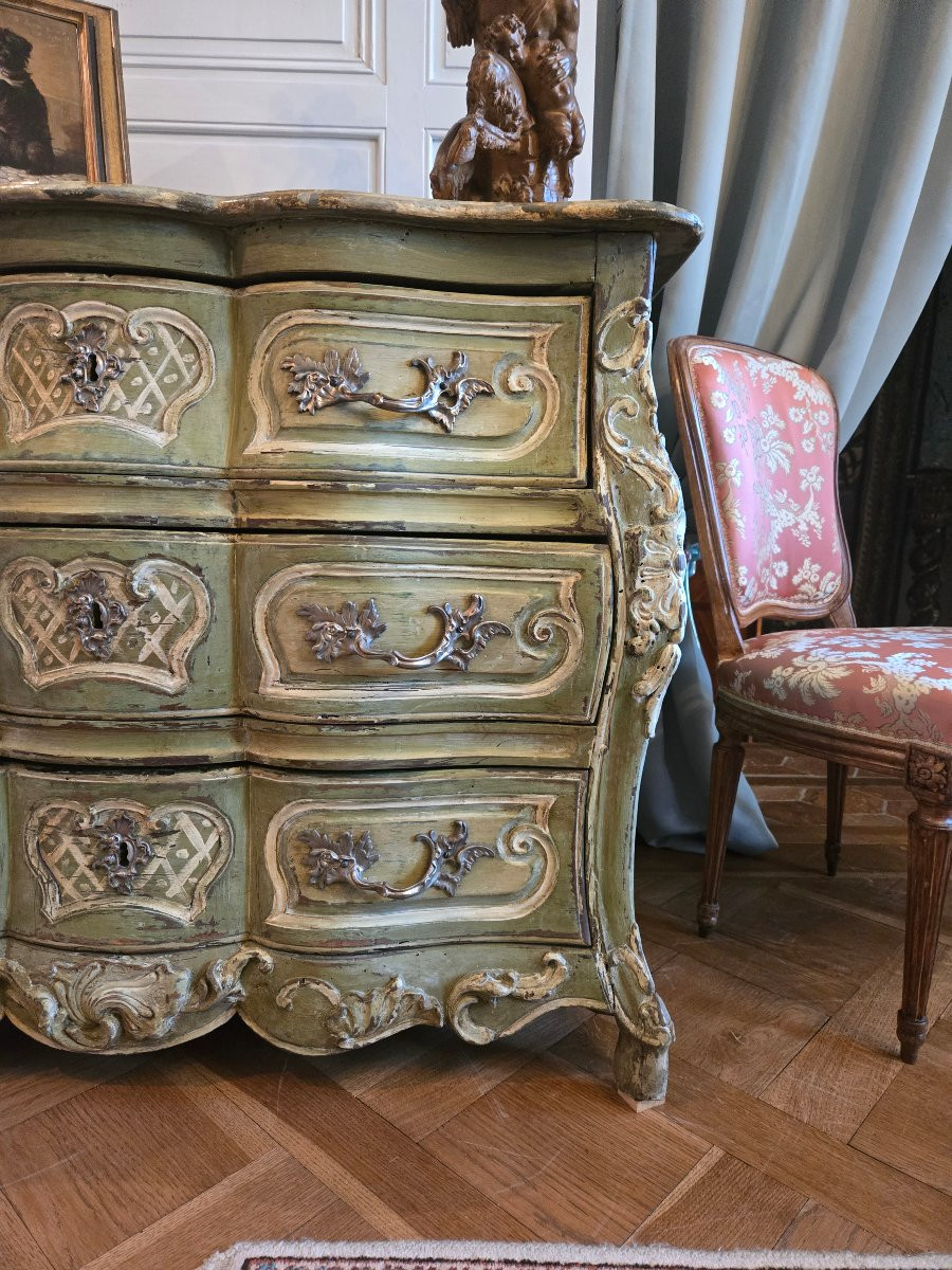 Commode tombeau en arbalète d’époque Louis XV, travail d’Europe centrale, milieu du XVIIIe.-photo-3
