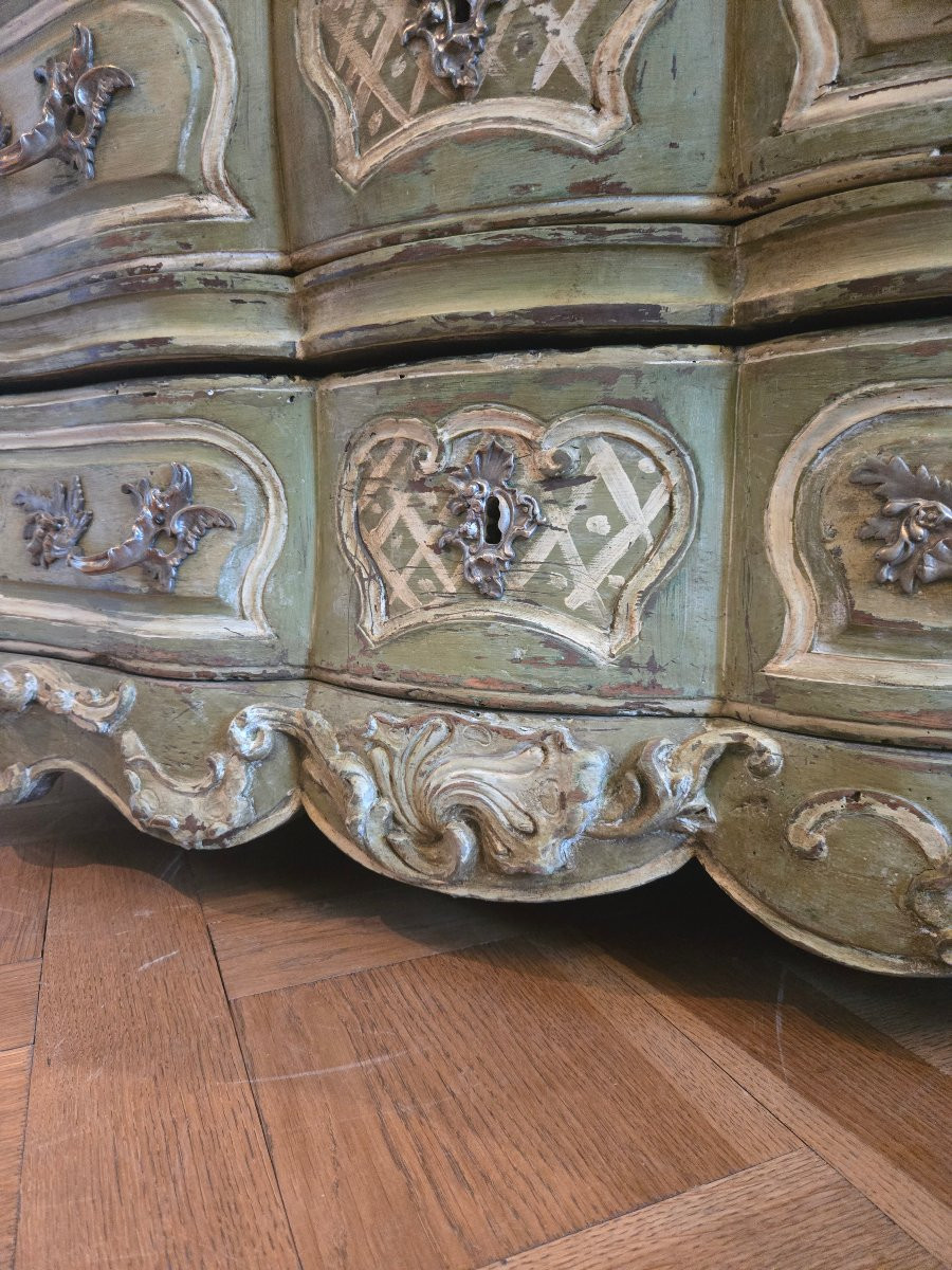 Commode tombeau en arbalète d’époque Louis XV, travail d’Europe centrale, milieu du XVIIIe.-photo-4