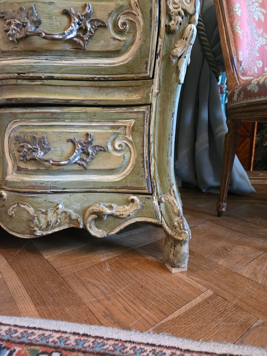 Commode tombeau en arbalète d’époque Louis XV, travail d’Europe centrale, milieu du XVIIIe.-photo-2