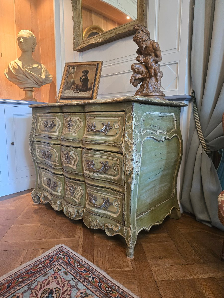 Commode tombeau en arbalète d’époque Louis XV, travail d’Europe centrale, milieu du XVIIIe.-photo-3