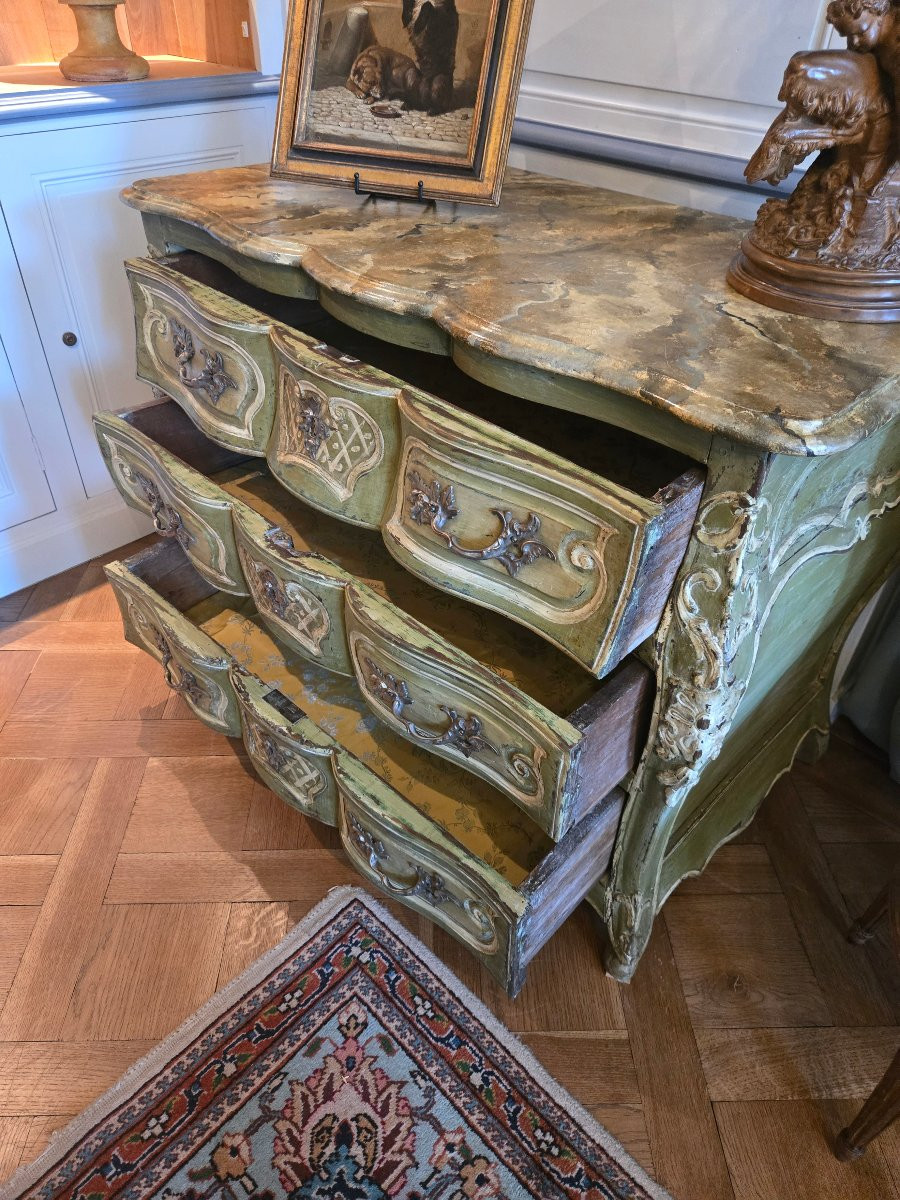 Commode tombeau en arbalète d’époque Louis XV, travail d’Europe centrale, milieu du XVIIIe.-photo-5