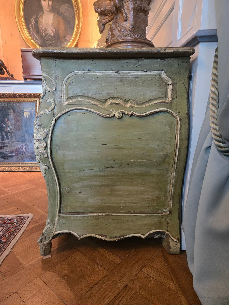 Commode tombeau en arbalète d’époque Louis XV, travail d’Europe centrale, milieu du XVIIIe.-photo-6