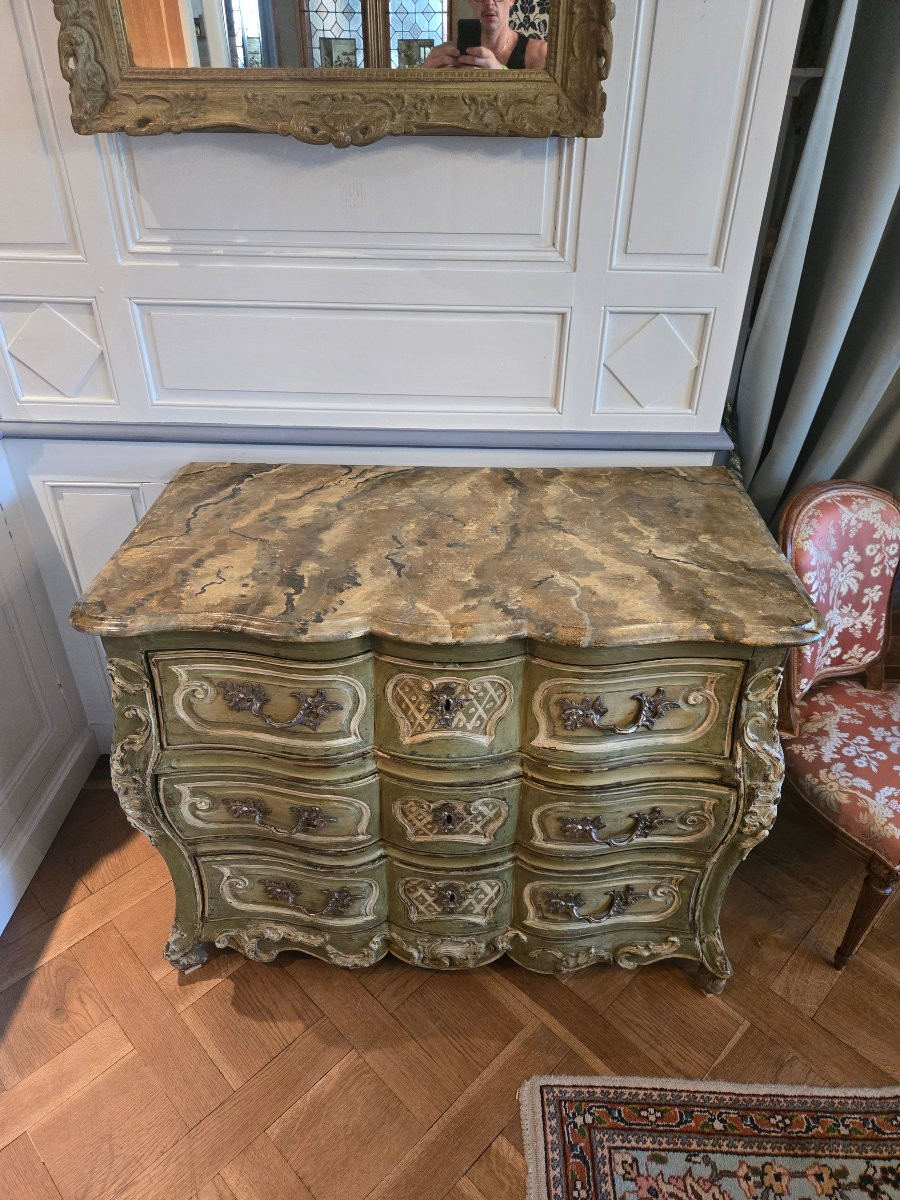 Commode tombeau en arbalète d’époque Louis XV, travail d’Europe centrale, milieu du XVIIIe.-photo-7