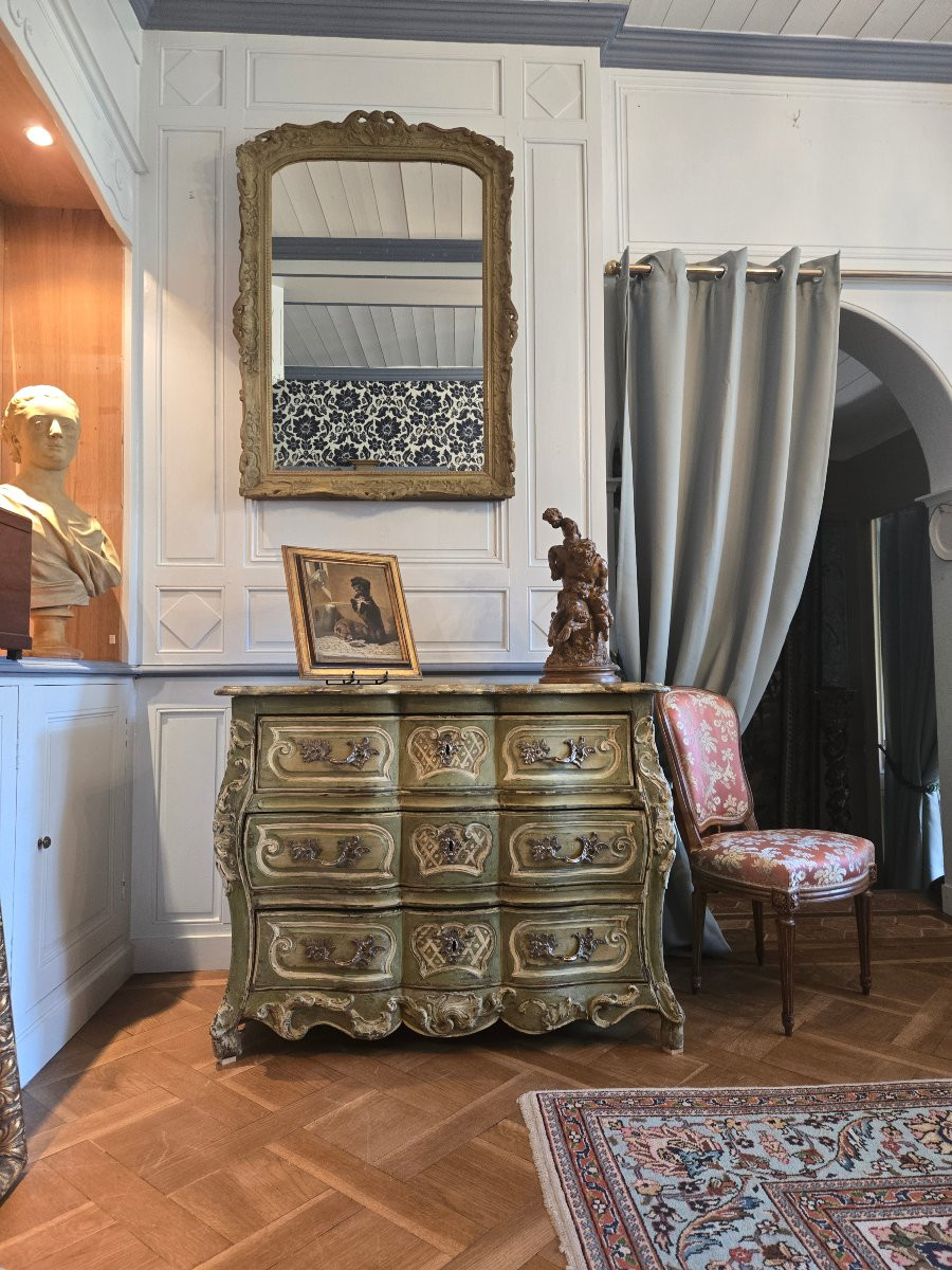 Commode tombeau en arbalète d’époque Louis XV, travail d’Europe centrale, milieu du XVIIIe.-photo-8