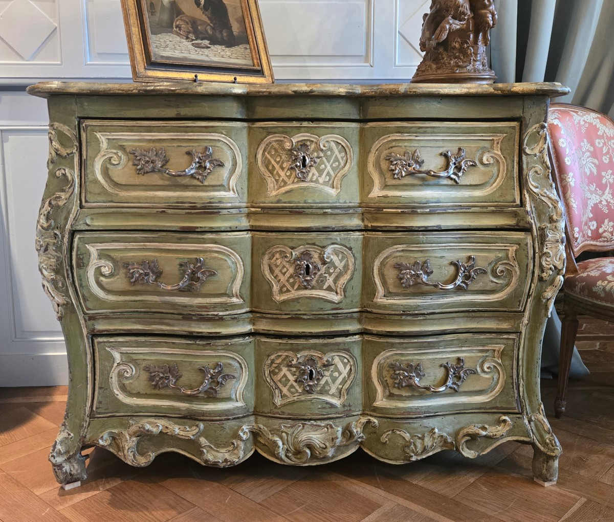 Commode tombeau en arbalète d’époque Louis XV, travail d’Europe centrale, milieu du XVIIIe.