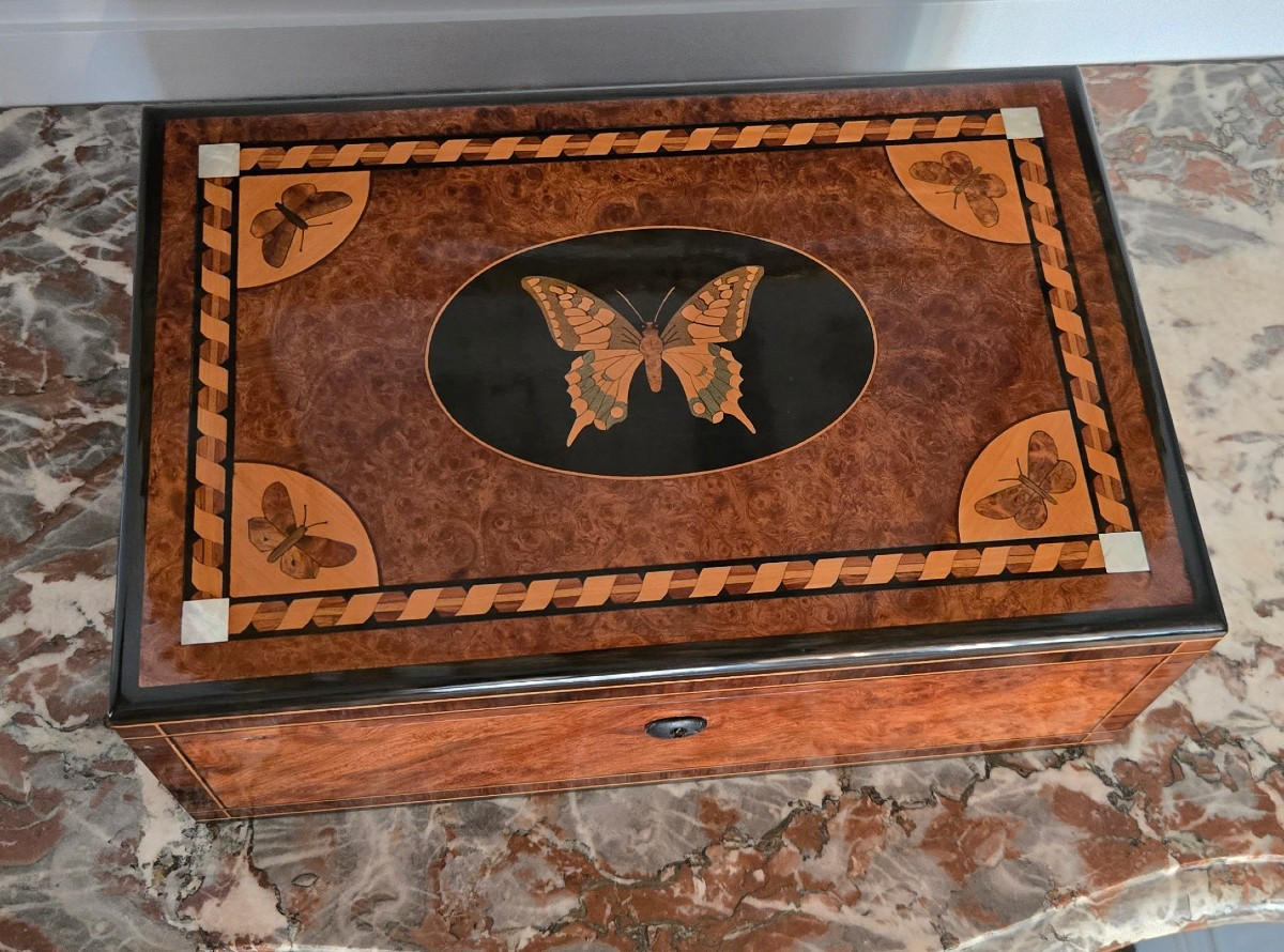 Coffret à bijoux en marqueterie, décor de papillons, vers 1900.   
