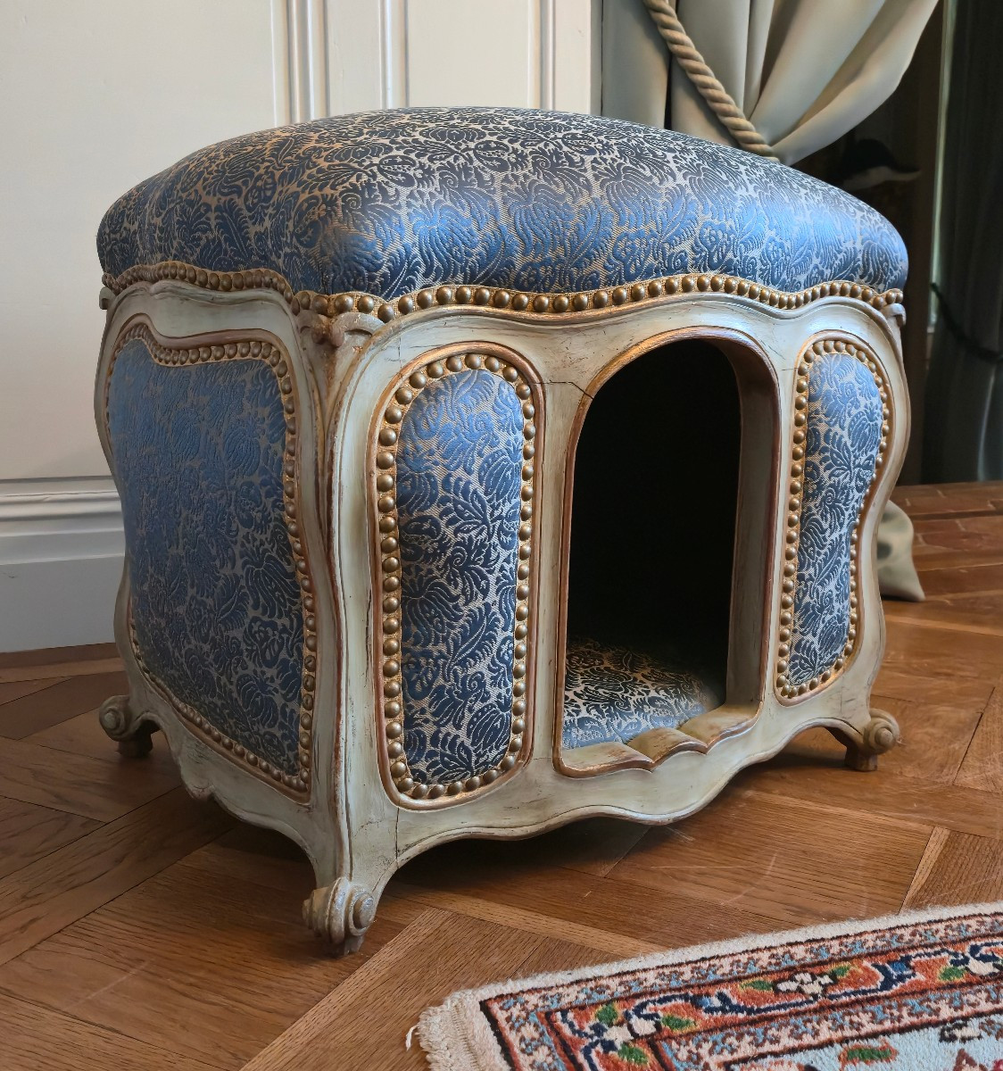 Niche pour animal de compagnie de style Louis XV, XXe siècle.  