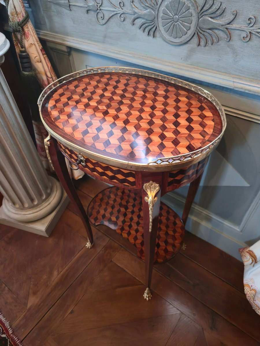 Table de salon en marqueterie cubes, de style Transition Louis XV – Louis XVI.   -photo-2