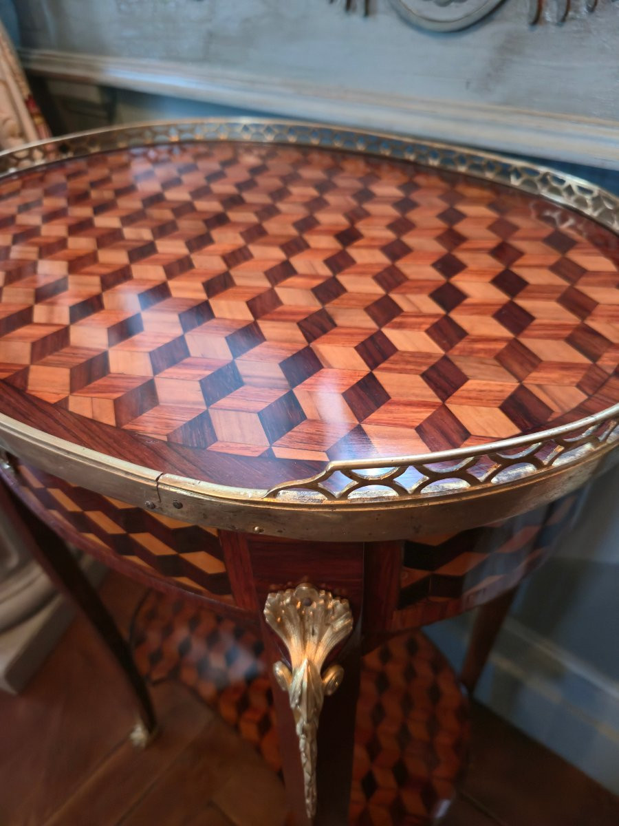 Table de salon en marqueterie cubes, de style Transition Louis XV – Louis XVI.   -photo-3