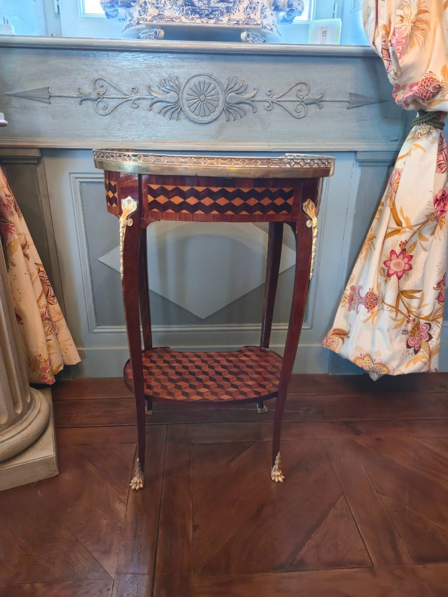 Table de salon en marqueterie cubes, de style Transition Louis XV – Louis XVI.   -photo-2