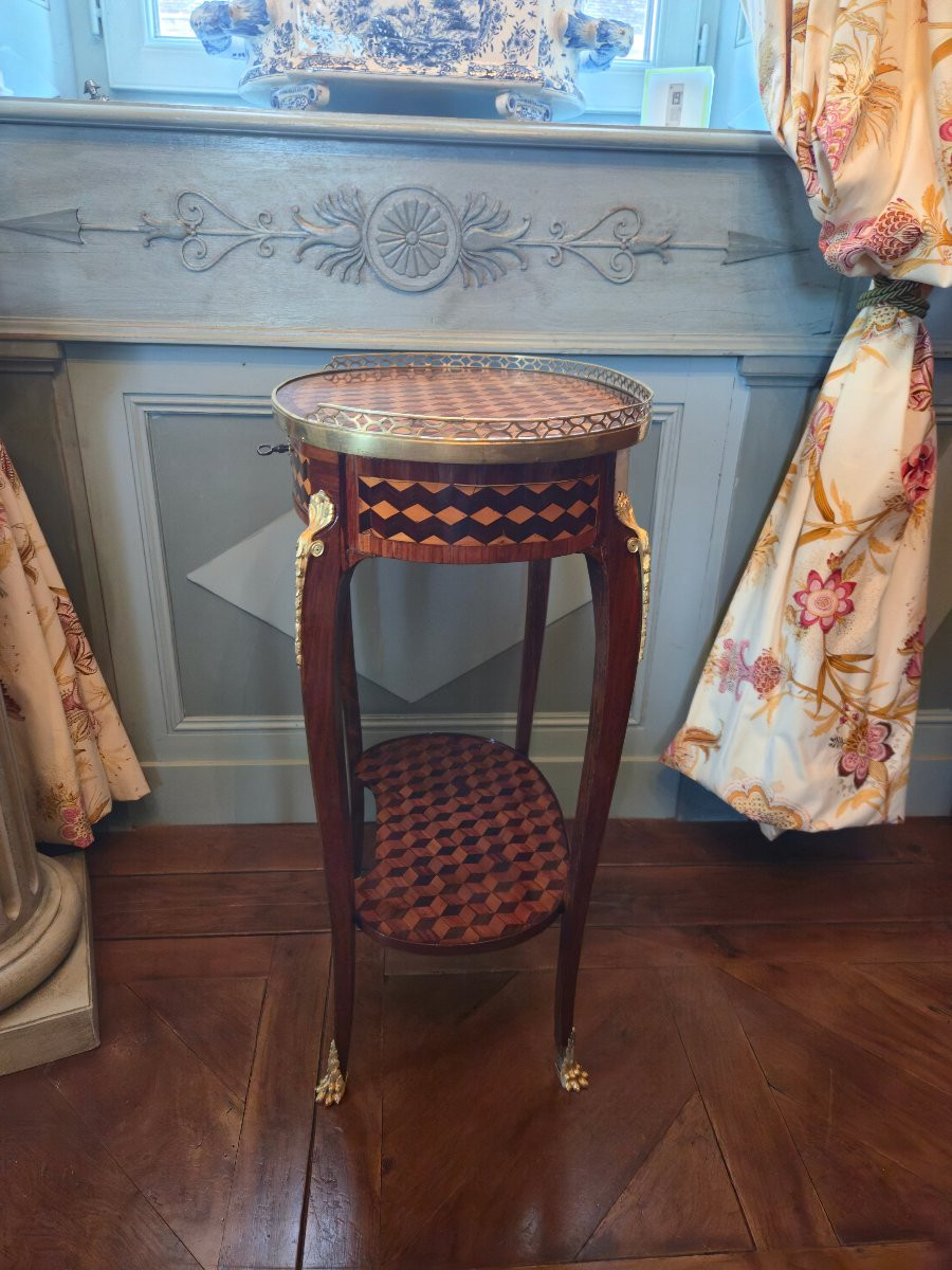 Table de salon en marqueterie cubes, de style Transition Louis XV – Louis XVI.   -photo-3