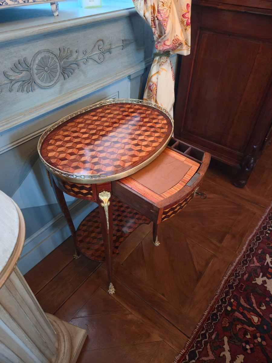 Table de salon en marqueterie cubes, de style Transition Louis XV – Louis XVI.   -photo-4