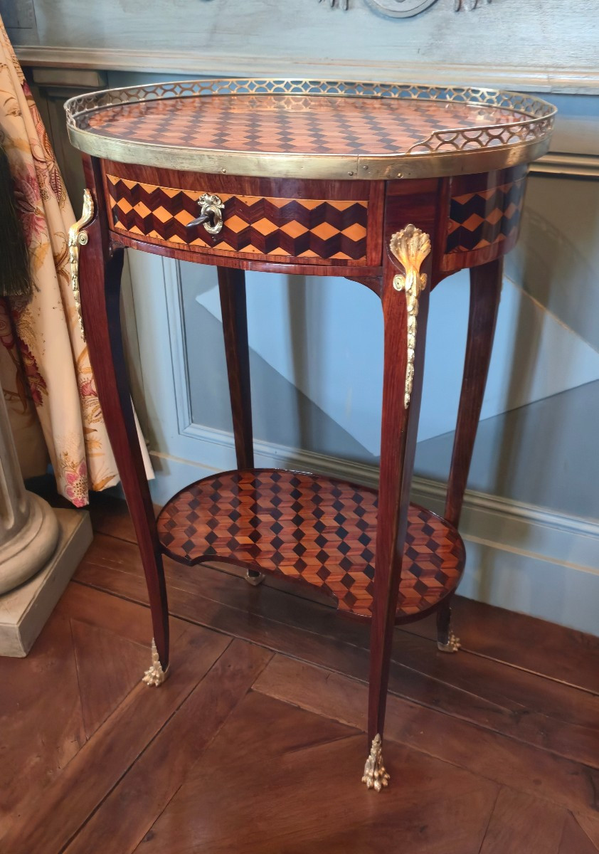 Table de salon en marqueterie cubes, de style Transition Louis XV – Louis XVI.   