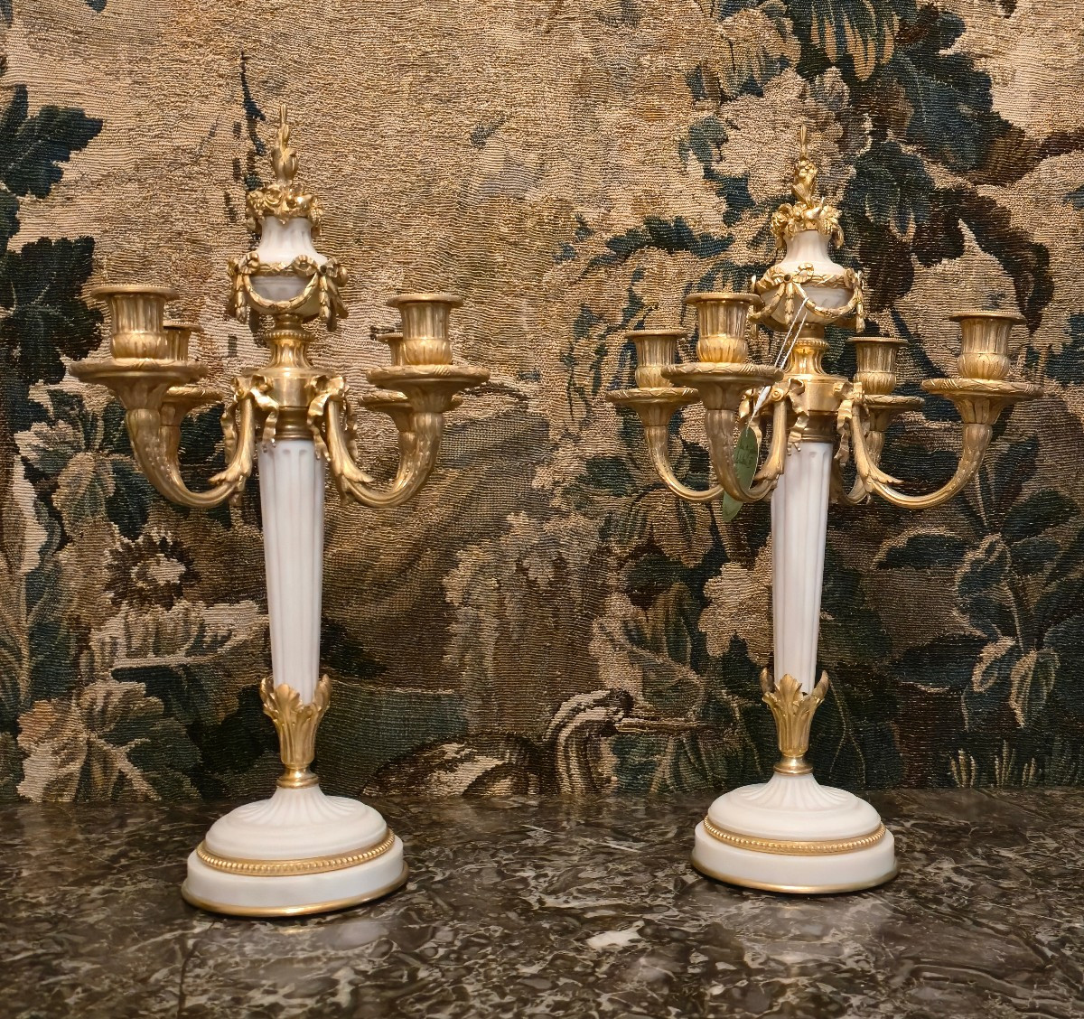 Paire de candélabres néoclassiques en bronze et marbre, style Louis XVI, époque Napoléon III.  