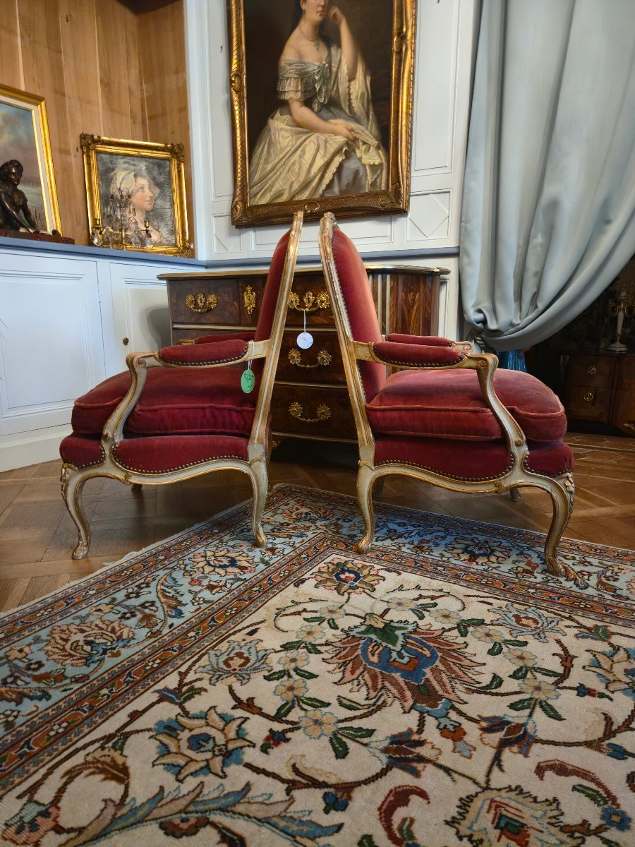 Paire de fauteuils “à la reine” en bois laqué et doré, style Louis XV, fin XIXe.   -photo-2