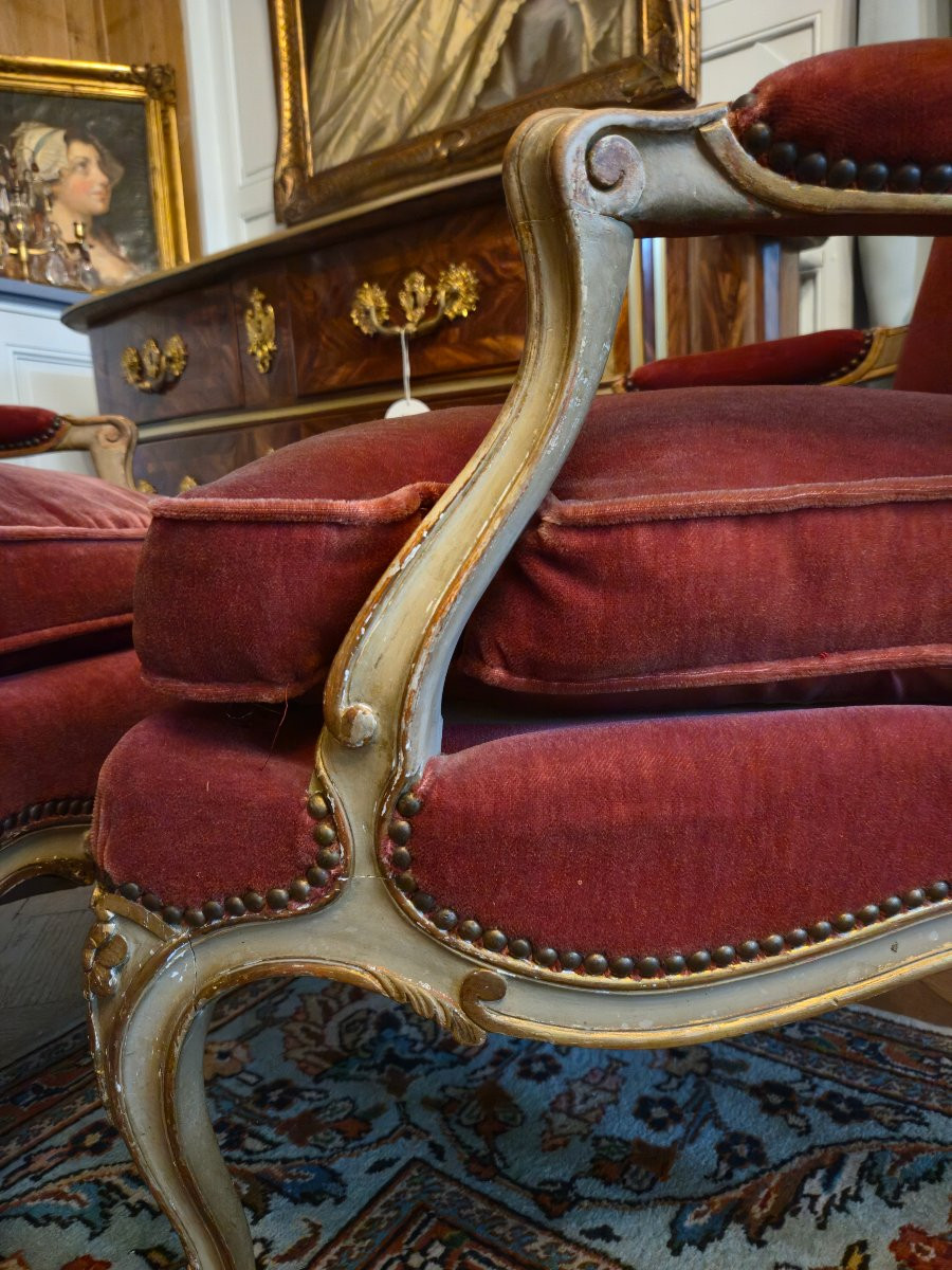 Paire de fauteuils “à la reine” en bois laqué et doré, style Louis XV, fin XIXe.   -photo-2