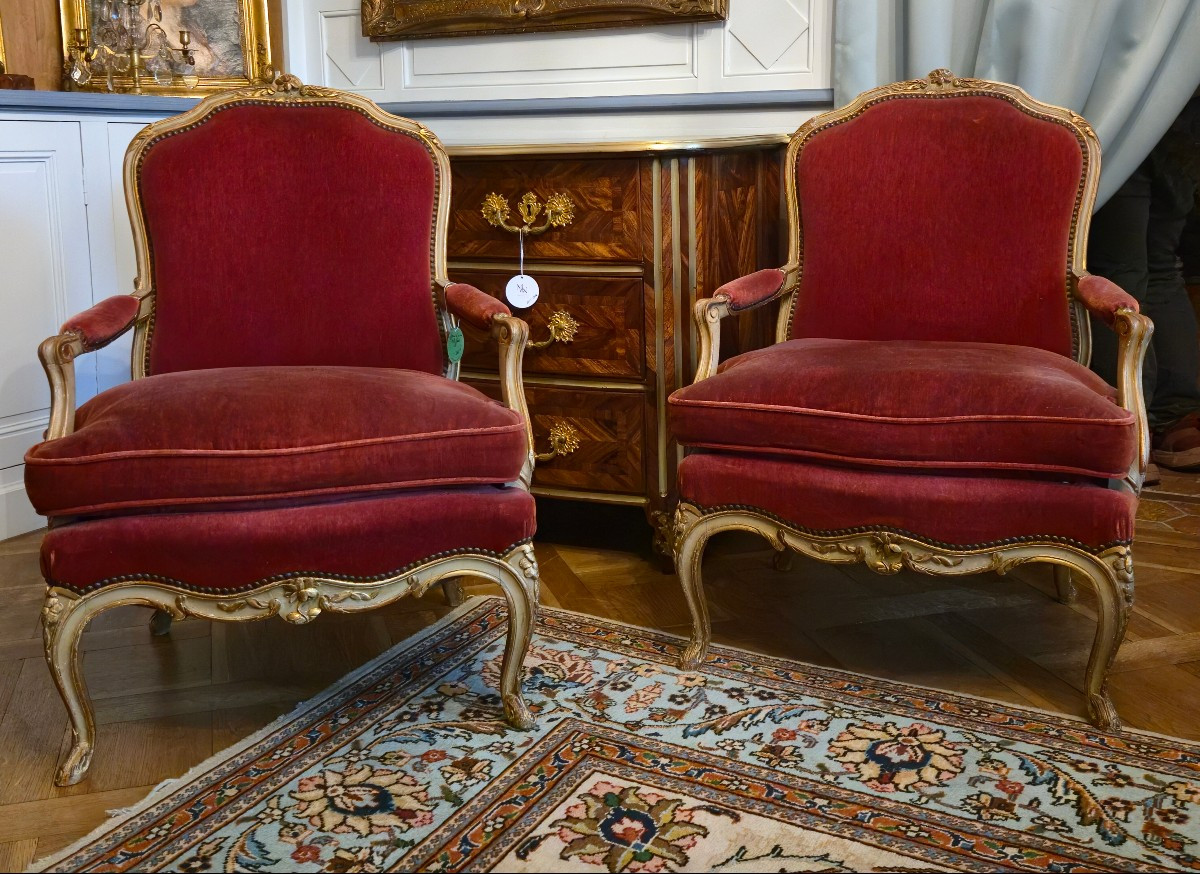 Paire de fauteuils “à la reine” en bois laqué et doré, style Louis XV, fin XIXe.   