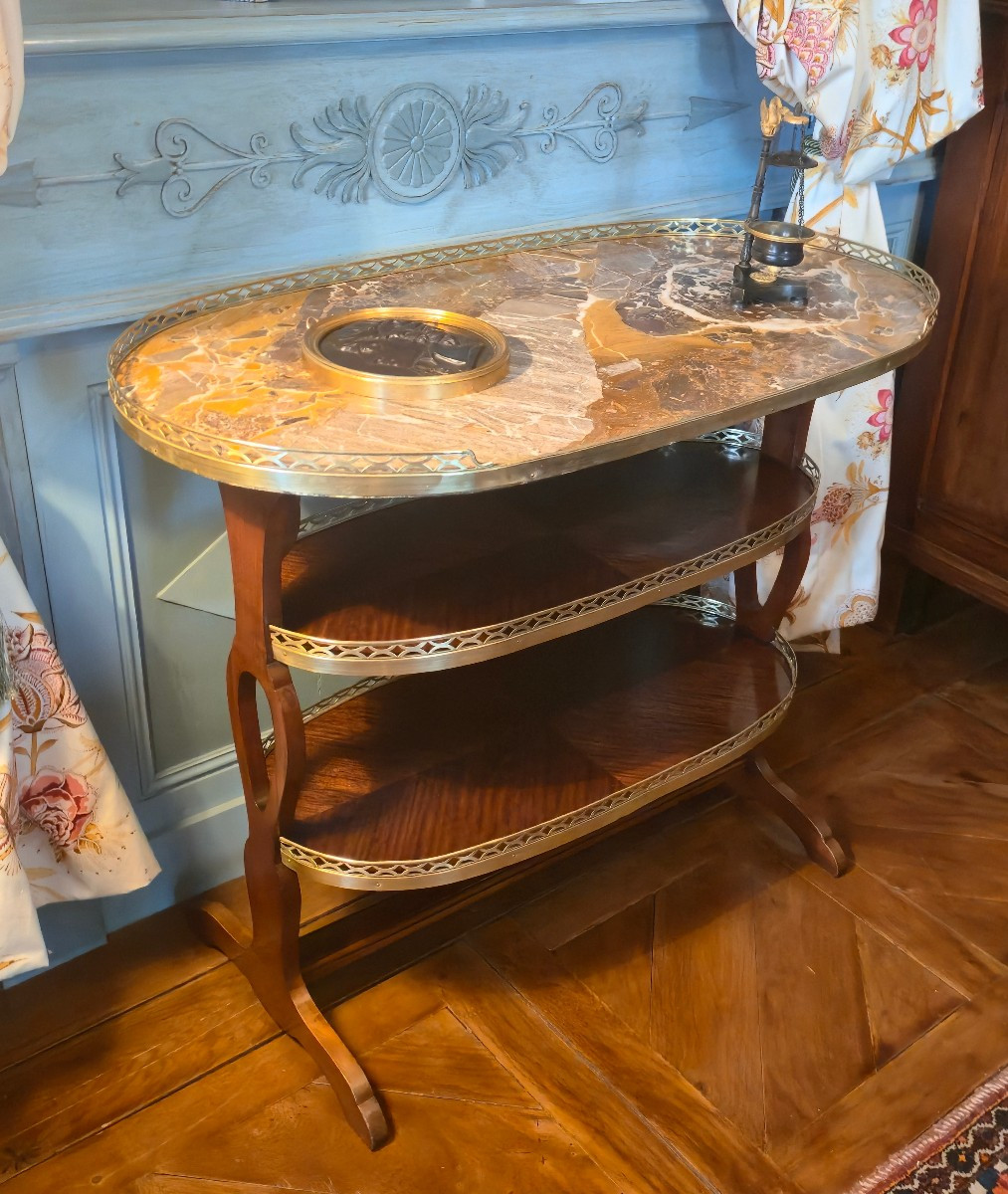 Desserte à trois plateaux de style Louis XVI.   